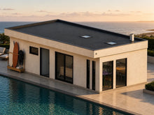 Modelo Quincho 40 m² junto a la piscina, con tablas de surf apoyadas en el muro y el mar al fondo